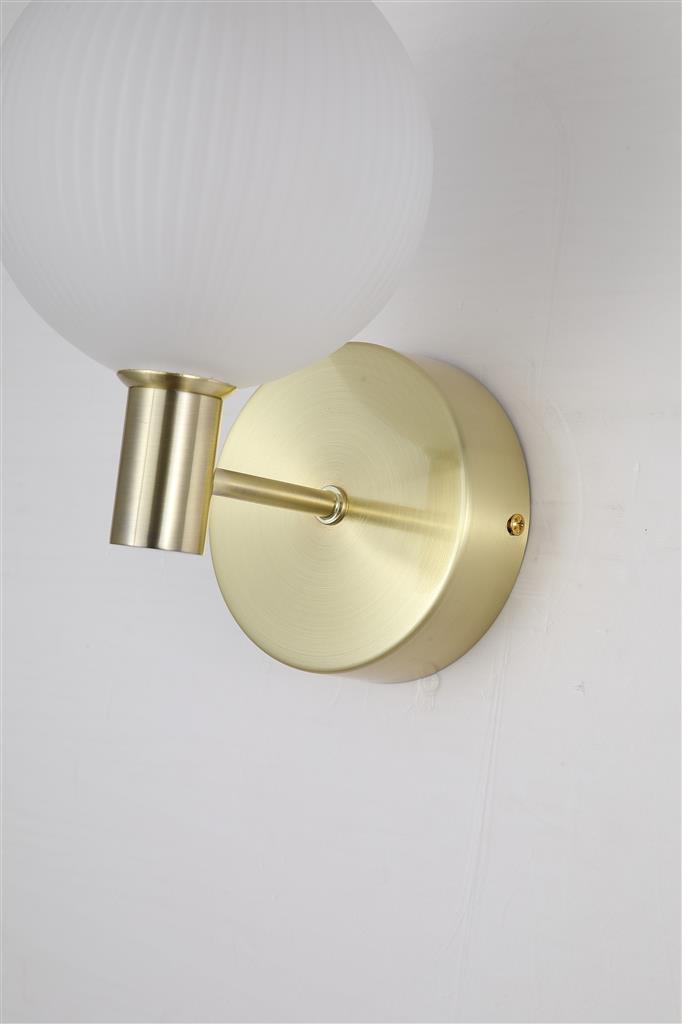 Luminique 15cm Messing wandlampe Von Searchlight - Das mattierte Glas mit integrierter LED-Beleuchtung streut das helle, wei&szlig;e Licht sanft und gleichm&auml;&szlig;ig und schafft so eine angenehme Atmosph&auml;re.