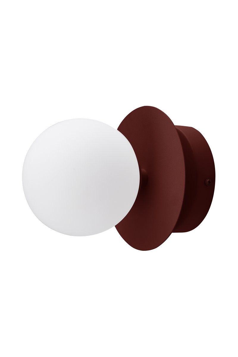 Art Deco Ø16 Burgund badezimmerlampe Von Globen Lighting - Die dekorative Lampe &bdquo;Art Deco&ldquo; aus Eisen besticht durch ihre tief burgunderrote Lackierung und den runden Schirm aus opalwei&szlig;em Glas.
