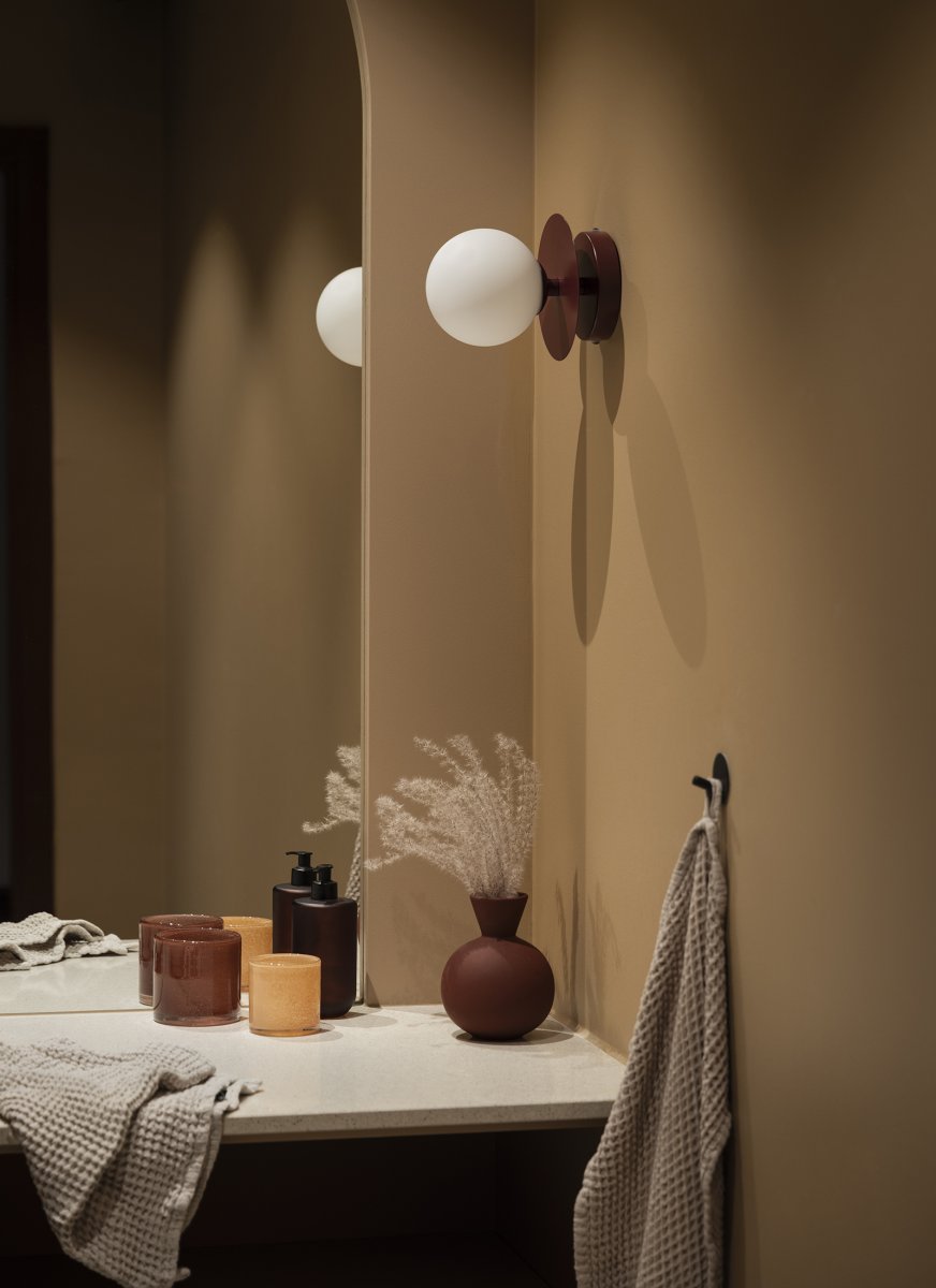 Art Deco Ø16 Burgund badezimmerlampe Von Globen Lighting - Die dekorative Lampe &bdquo;Art Deco&ldquo; aus Eisen besticht durch ihre tief burgunderrote Lackierung und den runden Schirm aus opalwei&szlig;em Glas.