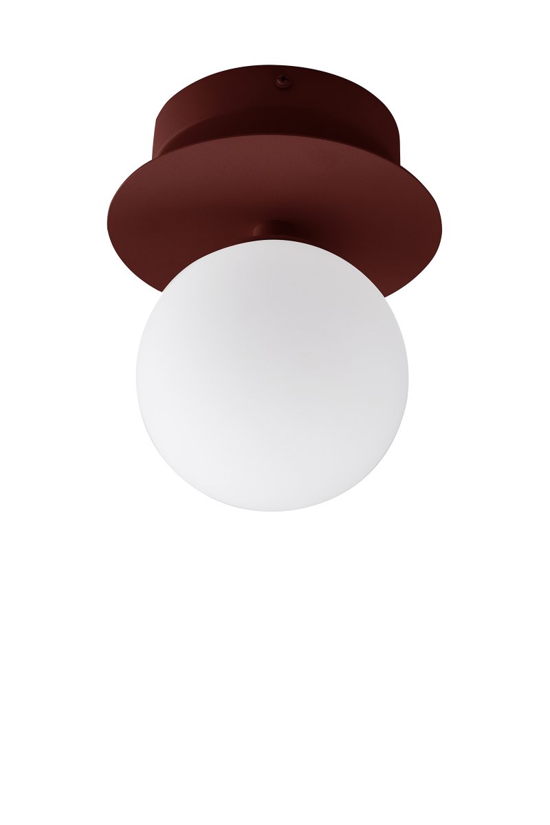 Art Deco Ø16 Burgund badezimmerlampe Von Globen Lighting - Die dekorative Lampe &bdquo;Art Deco&ldquo; aus Eisen besticht durch ihre tief burgunderrote Lackierung und den runden Schirm aus opalwei&szlig;em Glas.