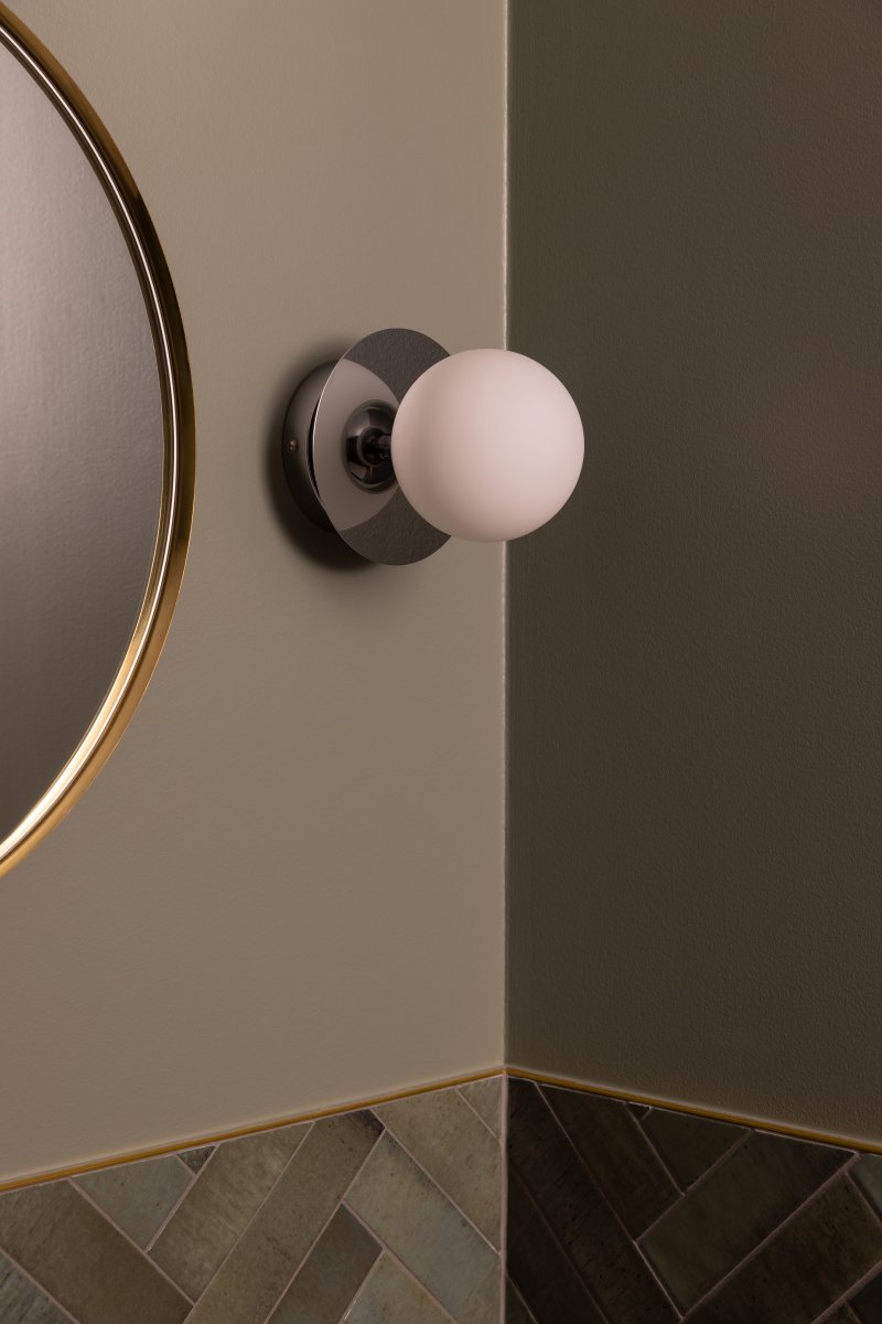 Art Deco Ø16 Chrom/Weiß badezimmerlampe Von Globen Lighting - Sie ist IP44-zertifiziert und kann problemlos im Badezimmer installiert werden.