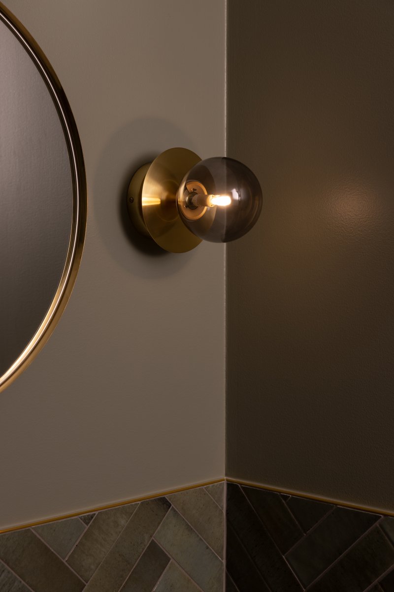 Art Deco Ø16 Messing gebürstet/geräuchert badezimmerlampe Von Globen Lighting - Sie ist IP44-klassifiziert und kann problemlos im Badezimmer installiert werden.