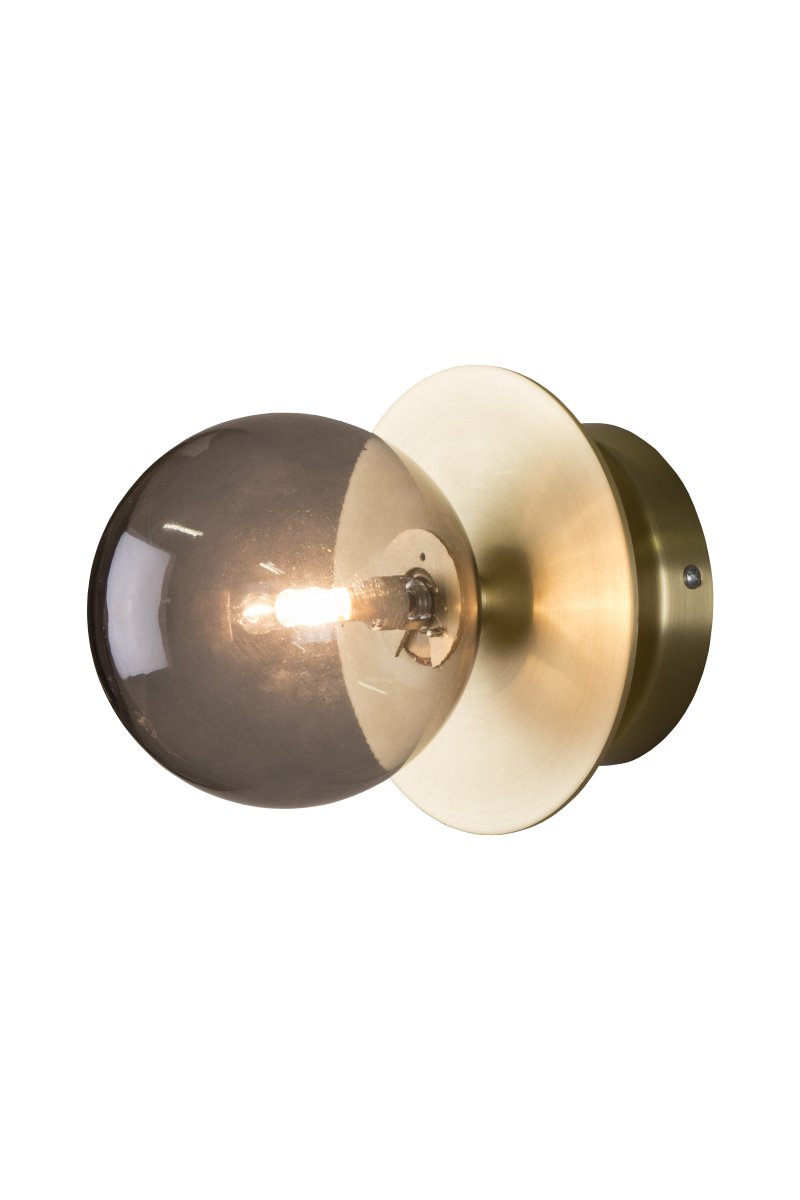 Art Deco Ø16 Messing gebürstet/geräuchert badezimmerlampe Von Globen Lighting - Sie ist IP44-klassifiziert und kann problemlos im Badezimmer installiert werden.