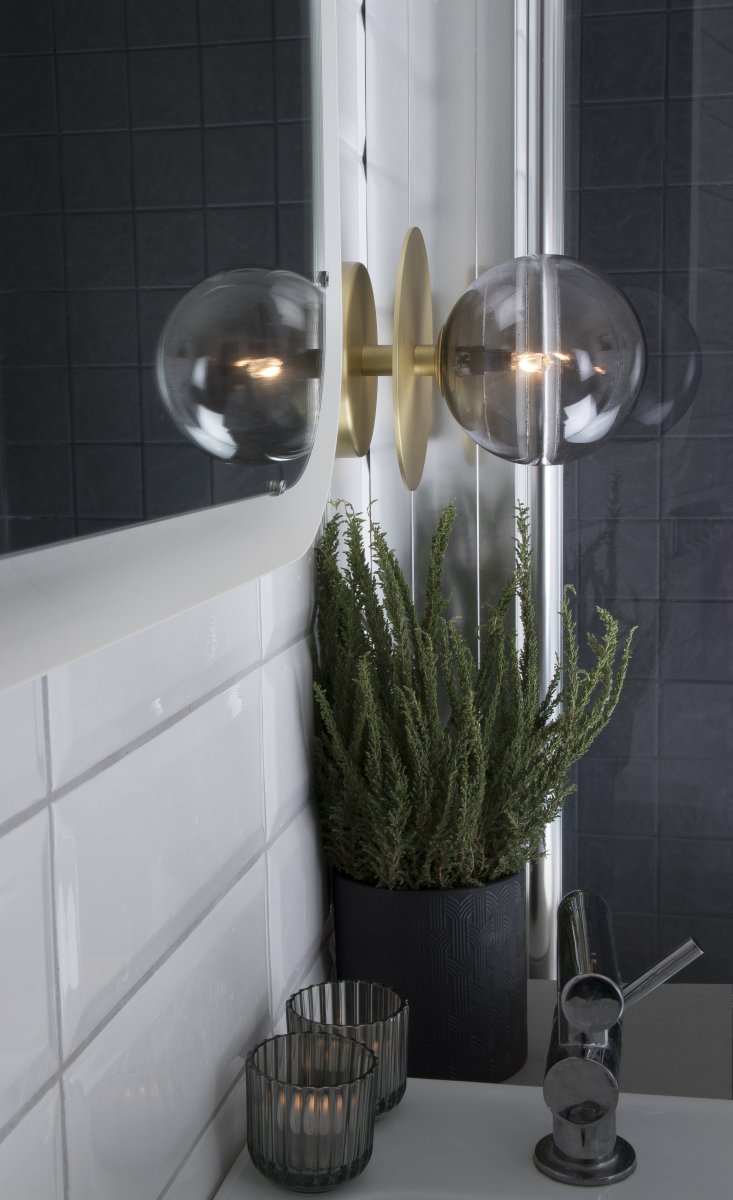 Art Deco Ø16 Messing gebürstet/geräuchert badezimmerlampe Von Globen Lighting - Sie ist IP44-klassifiziert und kann problemlos im Badezimmer installiert werden.