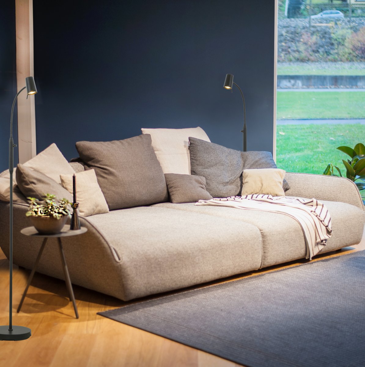 Pilot Schwarz stehlampe Von Aneta Lighting - Die Pilot-Stehleuchte aus schwarz lackiertem Metall hat ein stilvolles Design, das in die meisten Häuser und Einrichtungsstile passt.