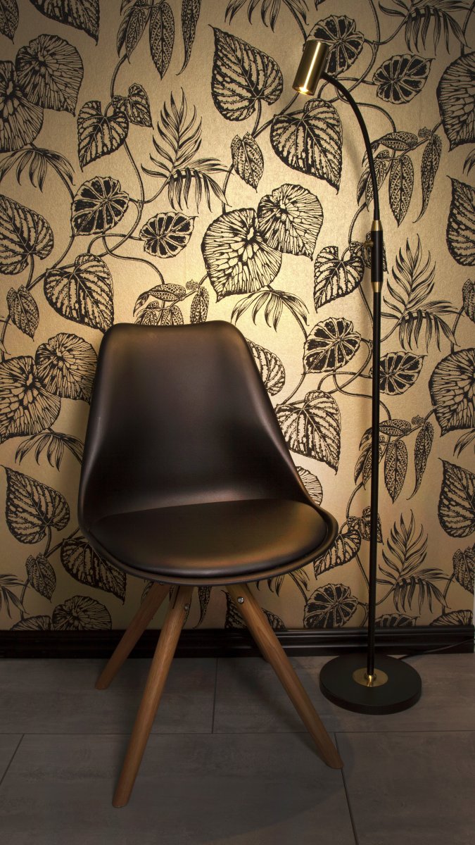 Gusto Schwarz stehlampe Von Aneta Lighting - und aus mit eingeschaltetem Dimmer; die Lampe.