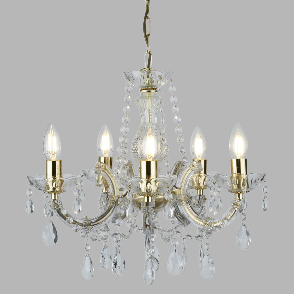 Marie Therese Ø48 Messing hängelampe Von Searchlight - Das traditionelle Design mit modernem Touch ist luxuriös mit Acryltropfen, gedrehten Armen und Glasdetails verziert, die in jedem Interieur einen glamourösen Blickfang bilden.