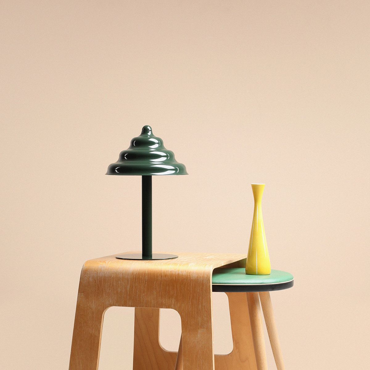 Wave 36cm Dunkelgrün tischlampe Von Artera - Wave ist eine moderne Tischlampe im Retro-Design, die sie zu einer vielseitigen Beleuchtungsvorrichtung macht, die in jedes Zuhause passt.