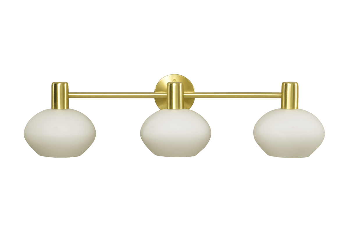 Elba 63cm Mattes Messing badezimmerlampe Von Aneta Lighting - Diese aus Metall in mattiertem Messing gefertigte Wandleuchte verfügt über ein elegantes Design mit drei formschönen, opalweißen Glasschirmen, die ein weiches und angenehmes Licht erzeugen.