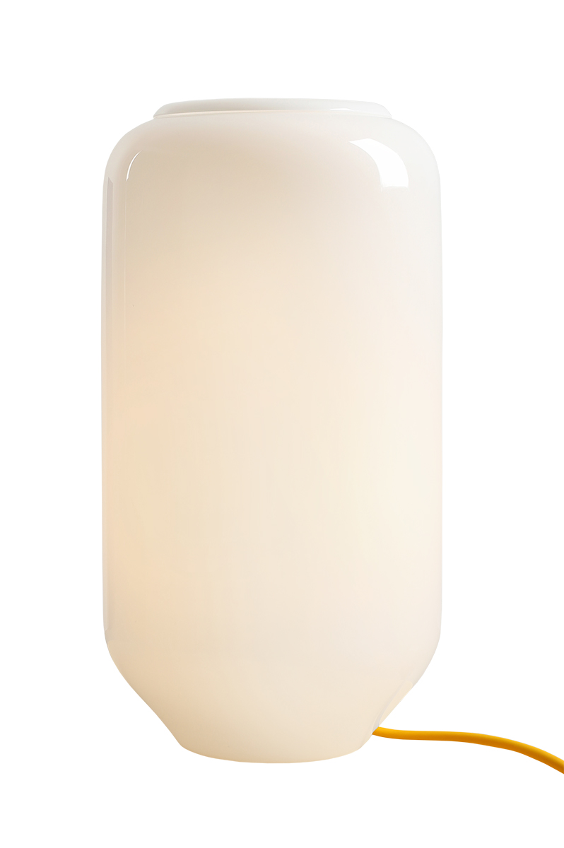 Flask 36cm Weiß/gelb tischlampe Von Artera - Das gelbe Kabel setzt einen schönen Farbakzent und verleiht der Lampe einen harmonischen und zugleich verspielten Ausdruck.