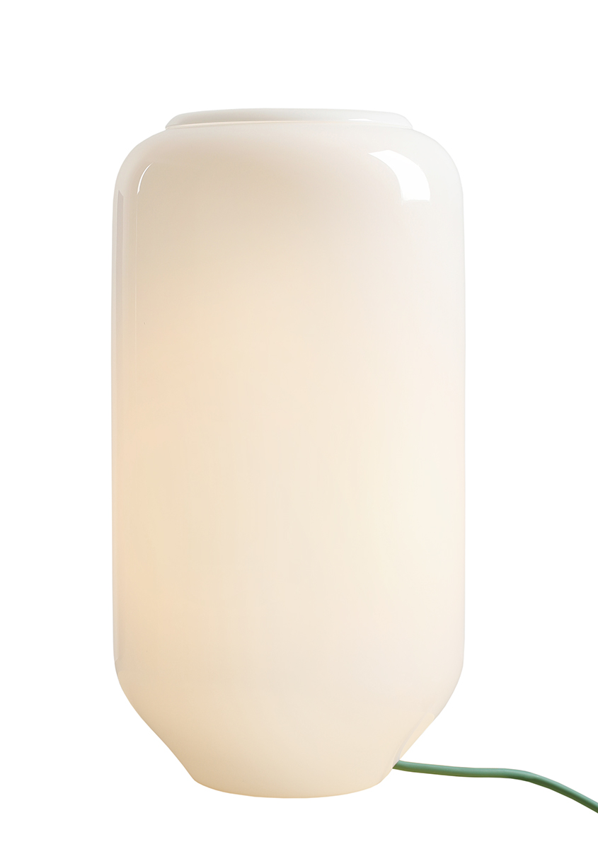 Flask 36cm Weiß/Grün tischlampe Von Artera - Das salbeigrüne Kabel setzt einen schönen Farbakzent und verleiht der Lampe einen harmonischen und zugleich verspielten Ausdruck.