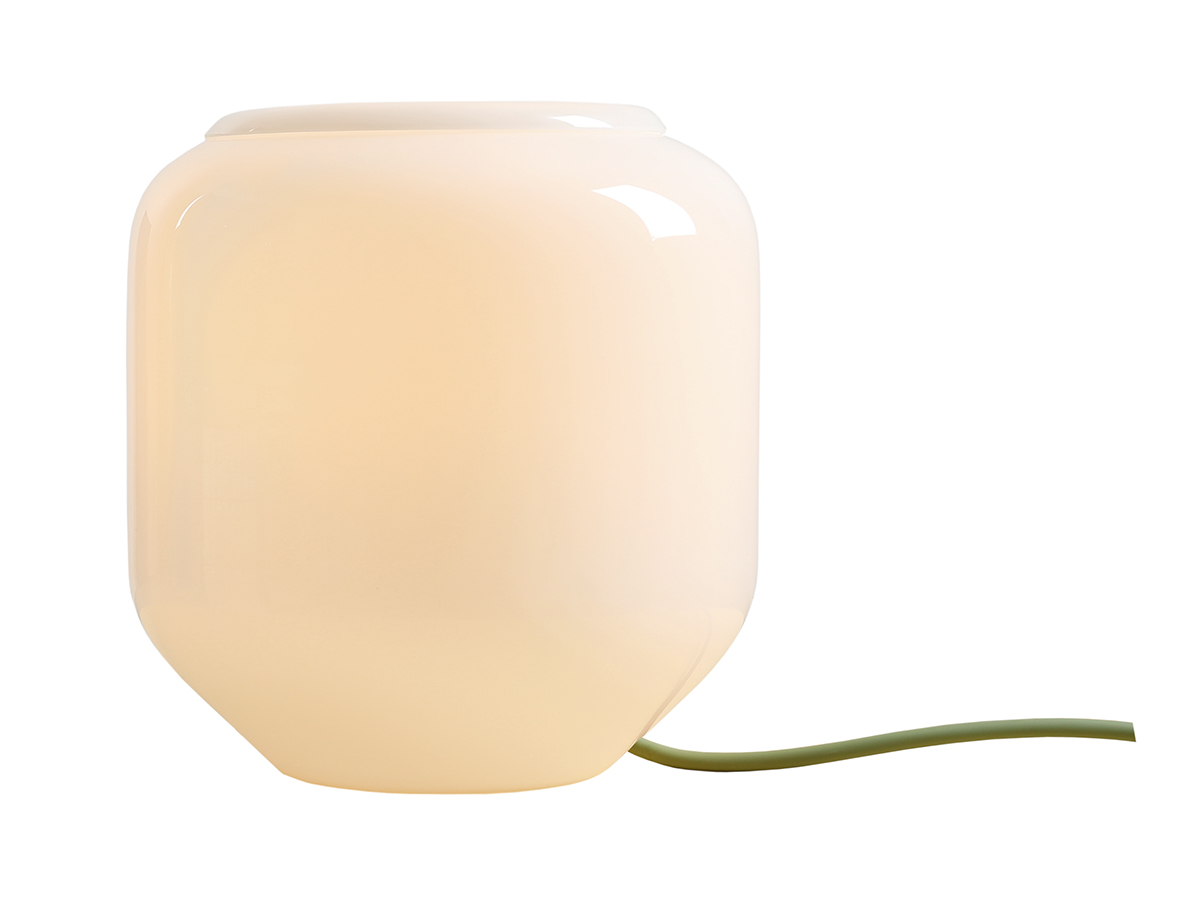 Flask 18cm Weiß/Grün tischlampe Von Artera - Der dekorative Opalglasschirm spendet ein sanftes und angenehmes Licht und schafft so eine einladende Atmosphäre.