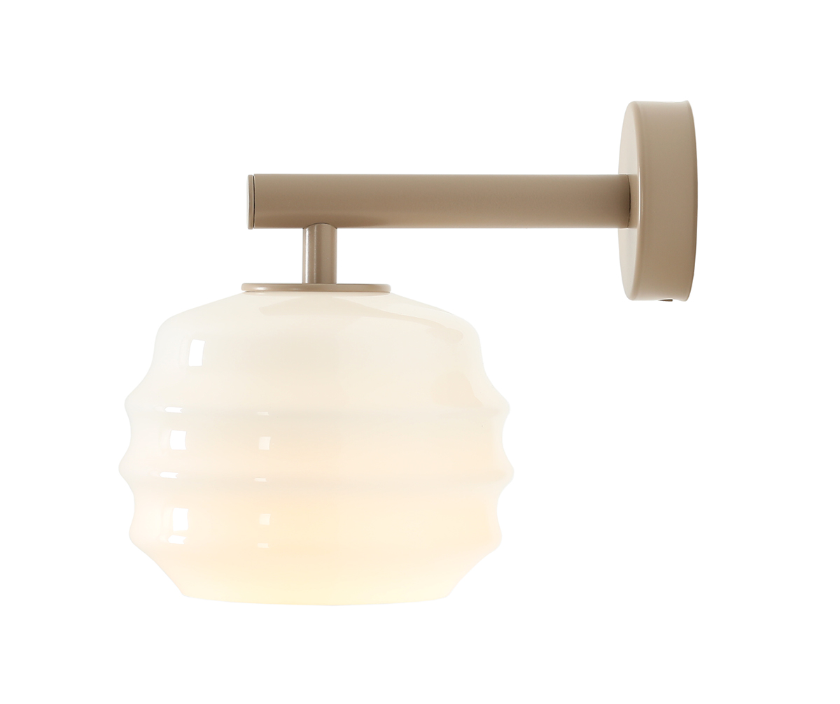 Puff 23cm Beige wandlampe Von Artera - Die beigefarbenen Metalldetails bilden einen schönen Kontrast zum hellen Glas und sorgen für eine warme Ausstrahlung.