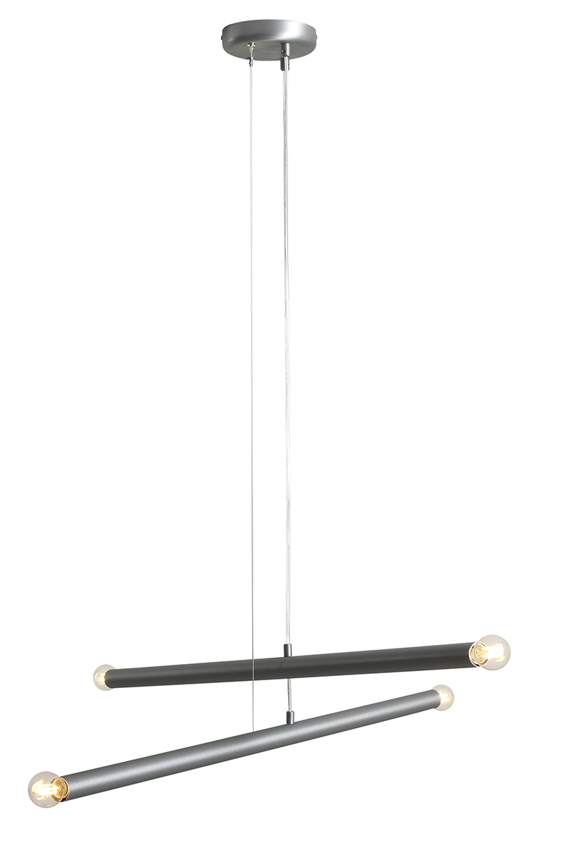 Tubo 4 100cm Stahl hängelampe Von Artera - Die Leuchte besteht aus zwei schmalen Metallrohren in elegantem Stahl-Finish, die in unterschiedlichen Winkeln angeordnet sind und so eine dynamische und luftige Optik erzeugen.