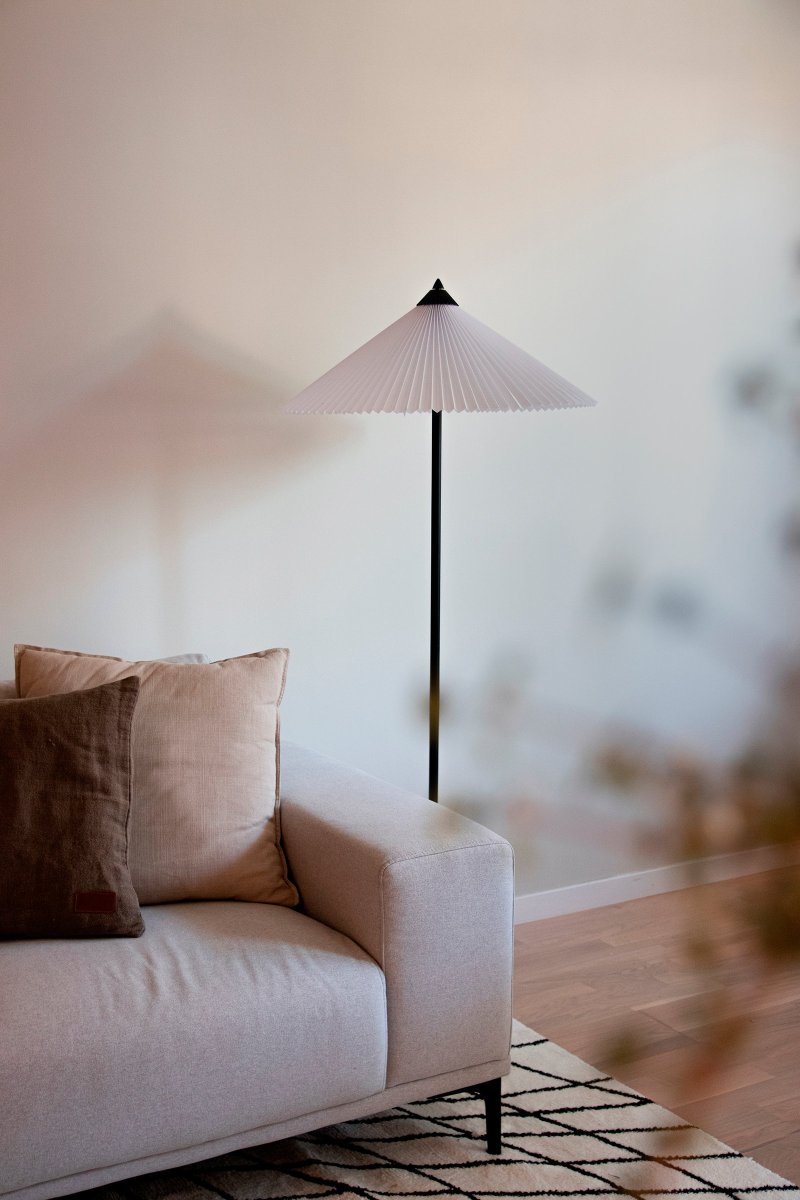 Matisse Weiß stehlampe Von Globen Lighting - Matisse hat einen plissierten wei&szlig;en Textilschirm und ist mit einer passenden plissierten Metallspitze verziert.