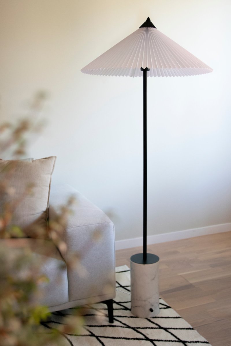 Matisse Weiß stehlampe Von Globen Lighting - Matisse hat einen plissierten wei&szlig;en Textilschirm und ist mit einer passenden plissierten Metallspitze verziert.