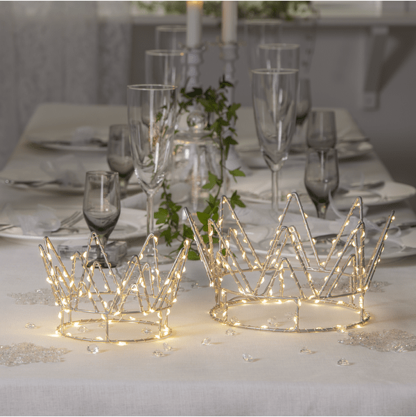 Crown Ø17 Silber Von Star Trading - Um die Form ist eine Schleife mit 70 warmwei&szlig;en LED-Lichtpunkten gewickelt.