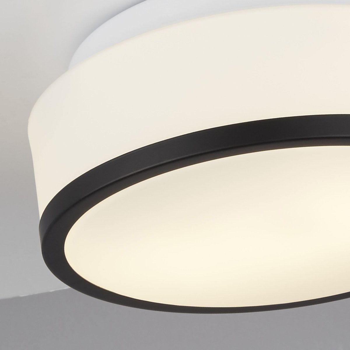 Cheese Ø23 Schwarz badezimmerlampe Von Searchlight - Der mattweiße Schirm sorgt für ein weiches und gleichmäßiges Licht und ist somit ideal sowohl zum Entspannen als auch für den praktischen Gebrauch.