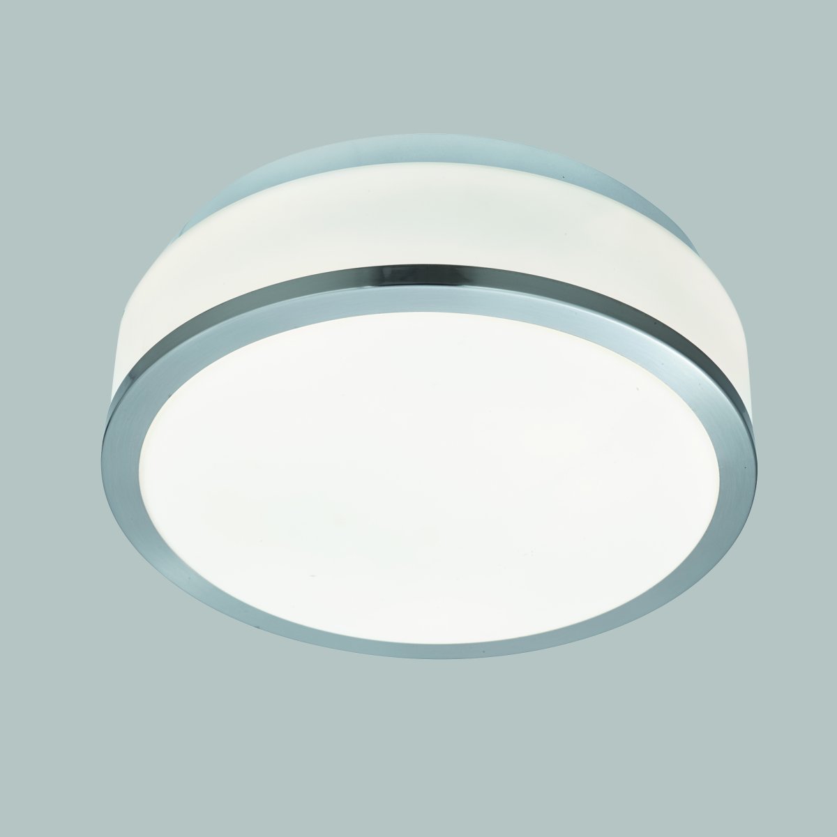 Cheese Ø23 Silber badezimmerlampe Von Searchlight - Der mattweiße Schirm sorgt für ein weiches und angenehmes Licht und schafft eine entspannte und einladende Atmosphäre.