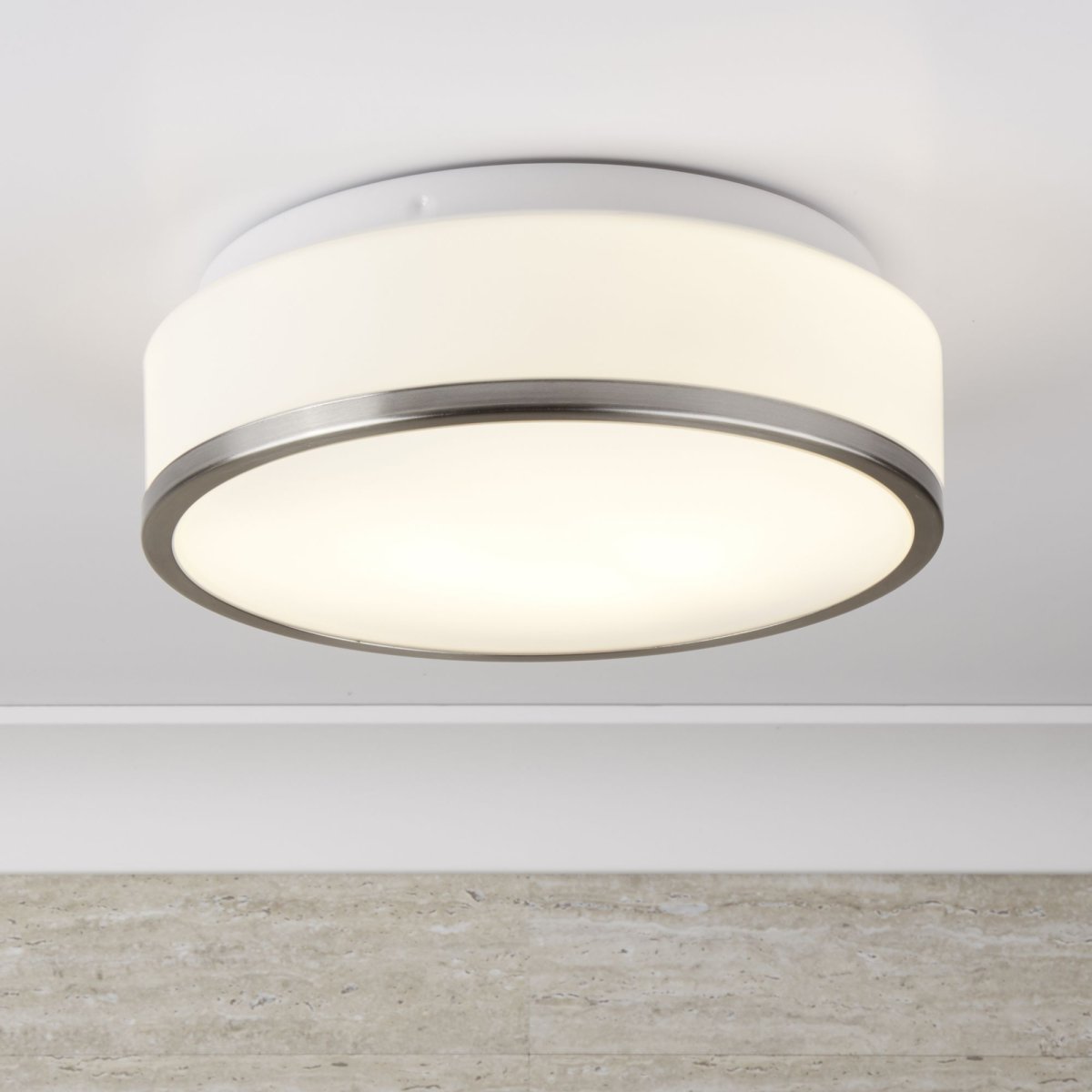 Cheese Ø30 Silber badezimmerlampe Von Searchlight - Der mattweiße Schirm sorgt für ein weiches und angenehmes Licht und schafft eine entspannte und einladende Atmosphäre.