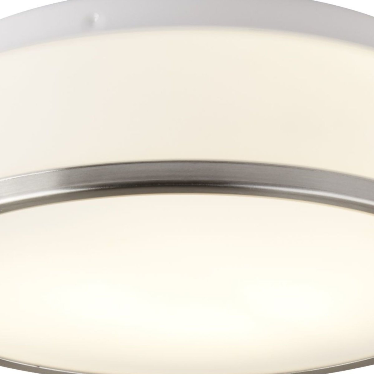 Cheese Ø30 Silber badezimmerlampe Von Searchlight - Der mattweiße Schirm sorgt für ein weiches und angenehmes Licht und schafft eine entspannte und einladende Atmosphäre.