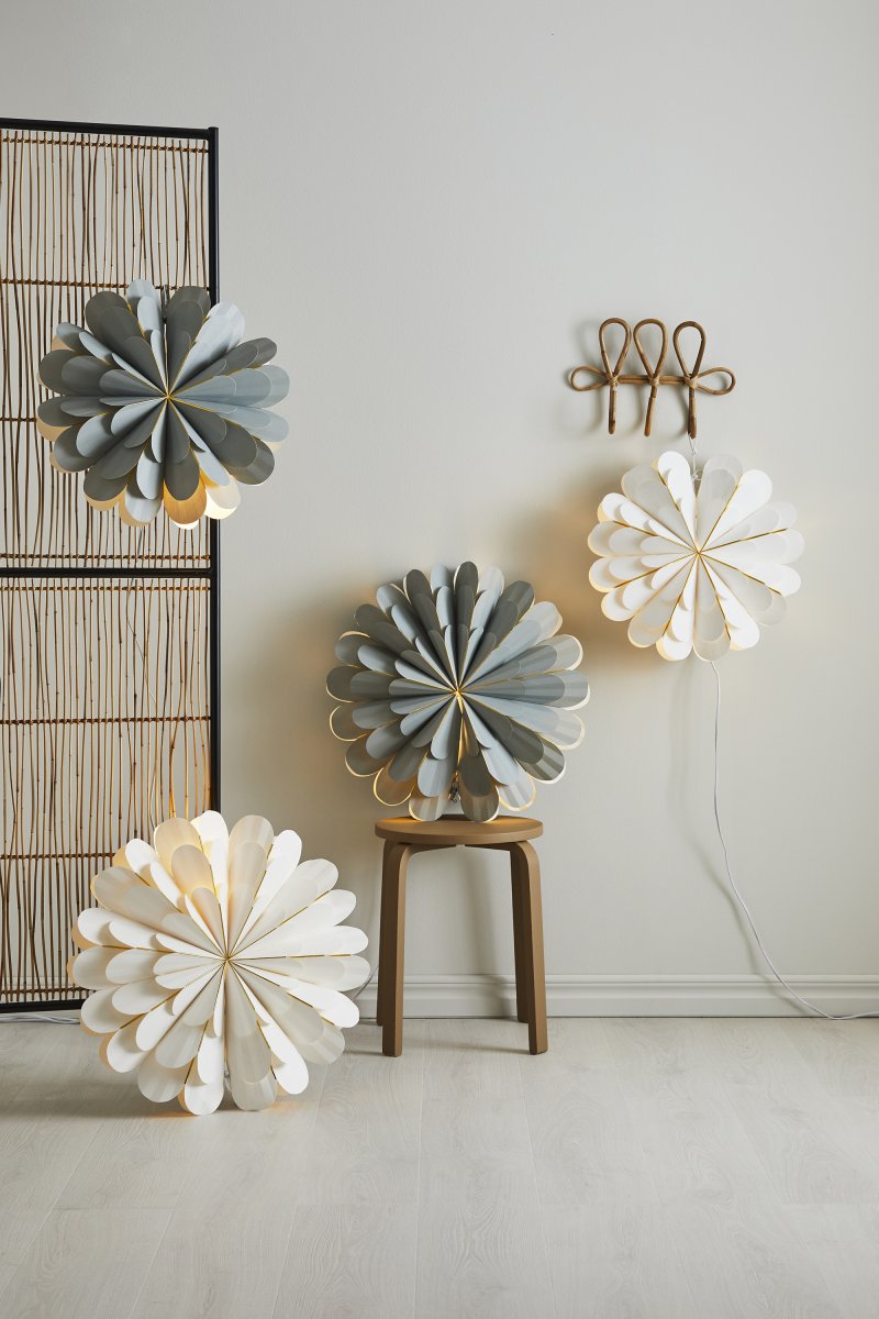 Marigold Ø45 Weiß Von Markslöjd - Mit seinem wundersch&ouml;nen wei&szlig;en Papierschirm vermittelt er ein weiches und modernes Gef&uuml;hl, das einen sch&ouml;nen Kontrast zu den traditionelleren Weihnachtssternen bildet.