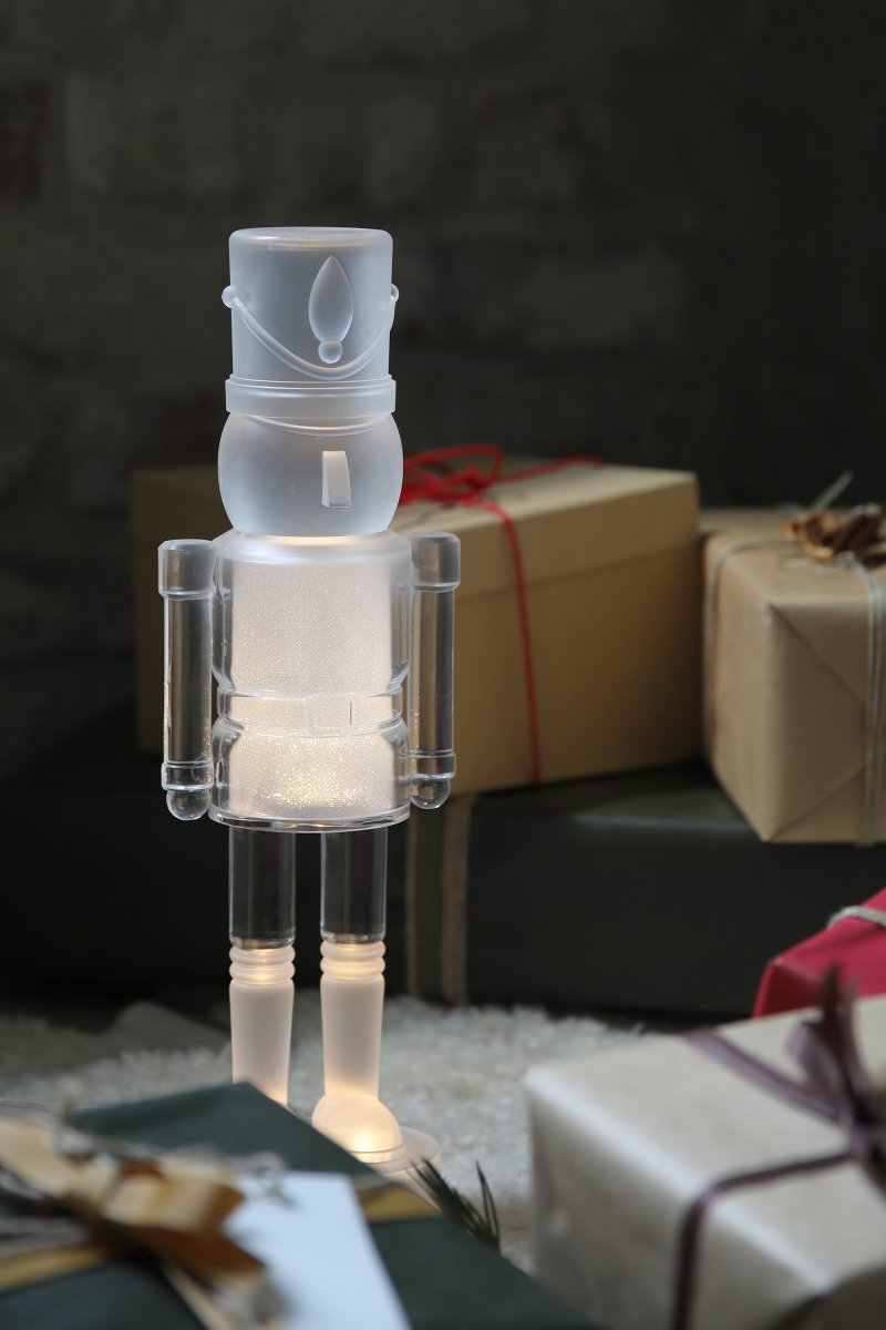 Douglas Transparent Von Markslöjd - Gro&szlig;e, wundersch&ouml;ne Tischdekoration aus mattiertem Acryl mit einer H&ouml;he von 37 cm.