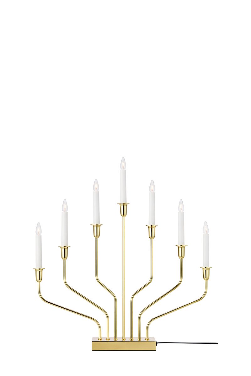 Brosa XL Messing Von Markslöjd - Platzieren Sie ihn im Fenster oder auf dem Sideboard im Wohnzimmer und schaffen Sie eine stimmungsvolle Weihnachtsatmosph&auml;re.