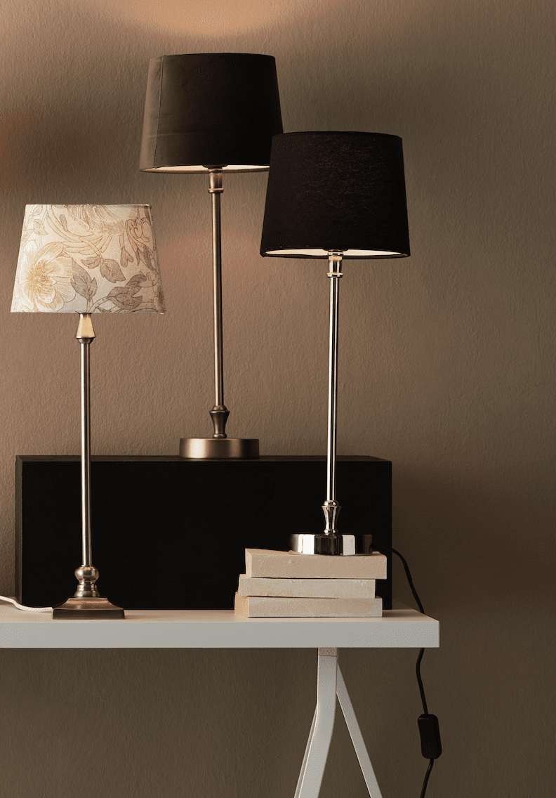 Liam 60cm Messing/Grün tischlampe Von PR Home - Der Schirm ist 20 cm breit und 15,5 cm hoch und verf&uuml;gt &uuml;ber eine E27-Ringfassung.