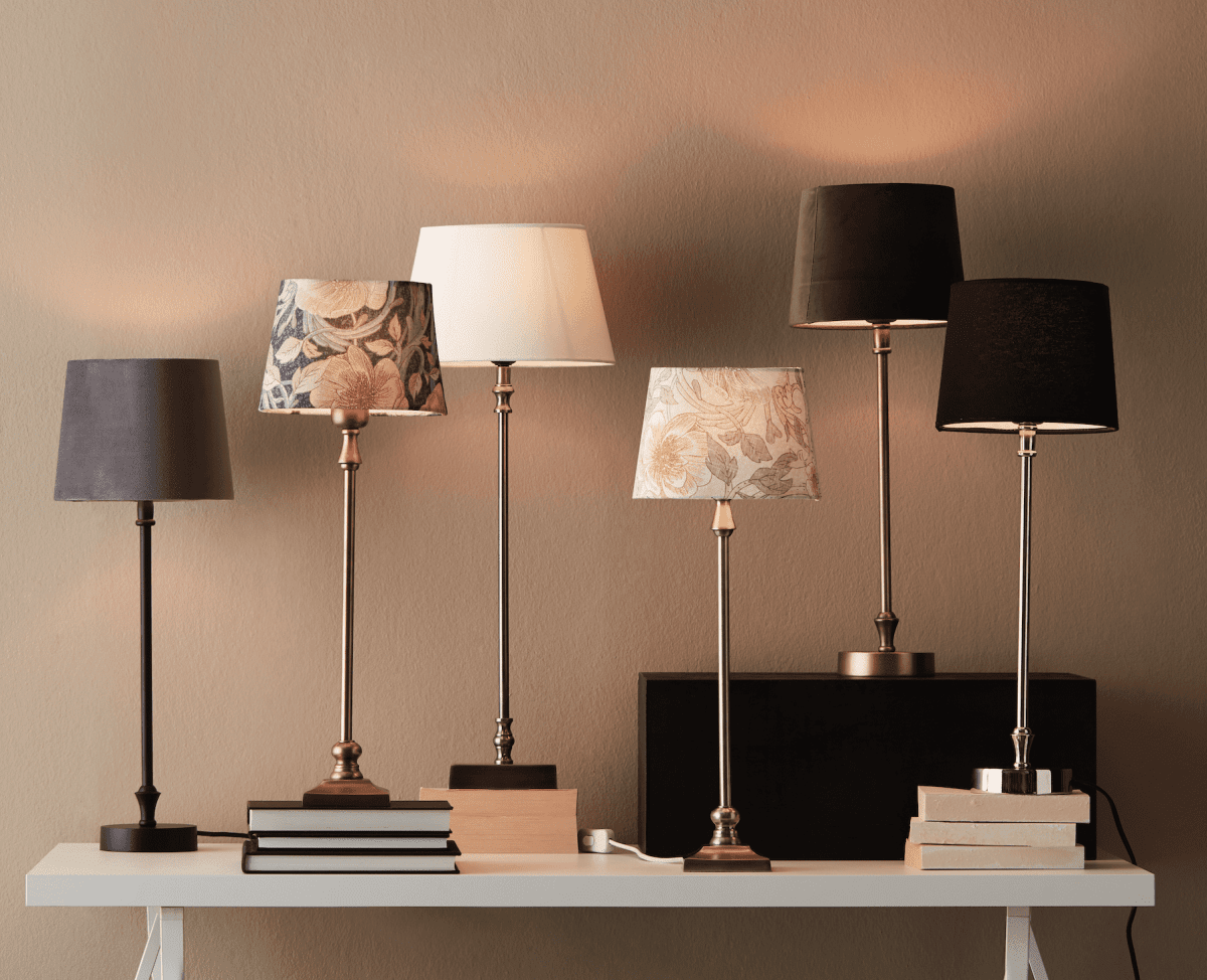 Liam 60cm Schwarz und Weiß tischlampe Von PR Home - Der Schirm ist 20 cm breit und 15,5 cm hoch und verf&uuml;gt &uuml;ber eine E27-Ringfassung.