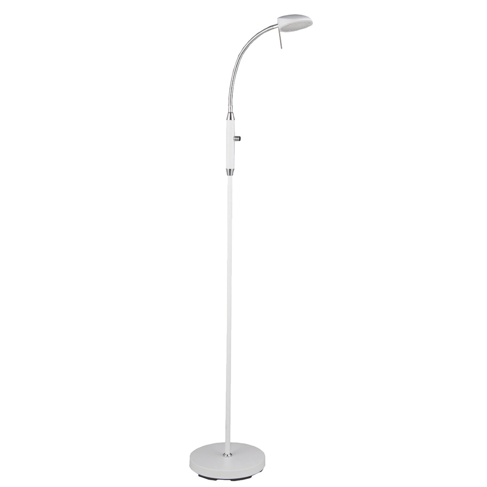 Vegas 1 Weiß stehlampe Von Halo Design - Die weiße Oberfläche und die Chromdetails verleihen Vegas ein anspruchsvolles Aussehen, das in alle Arten von Inneneinrichtungen passt.