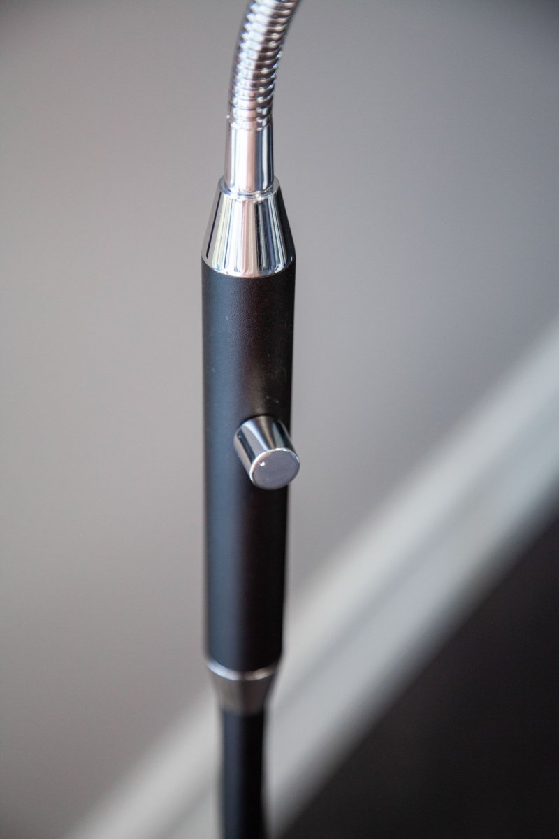 Vegas 1 Schwarz stehlampe Von Halo Design - Das schwarze Finish und die Chromdetails verleihen Vegas ein anspruchsvolles Aussehen, das sich in jedes Interieur einfügt.