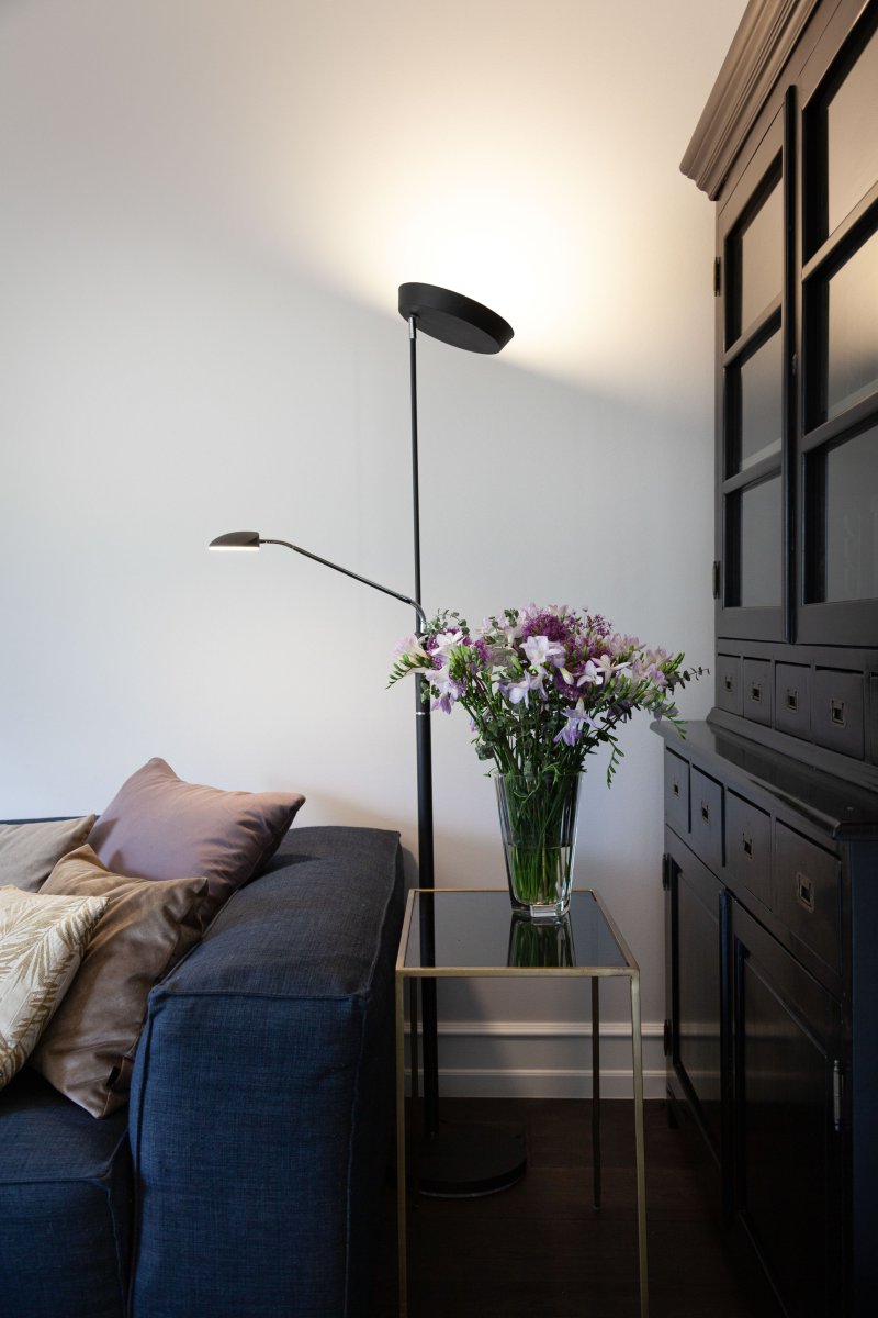 Vegas Schwarz stehlampe Von Halo Design - Vegas ist die perfekte Wahl für alle, die eine praktische und elegante Lösung für Atmosphäre und Auflösung suchen.