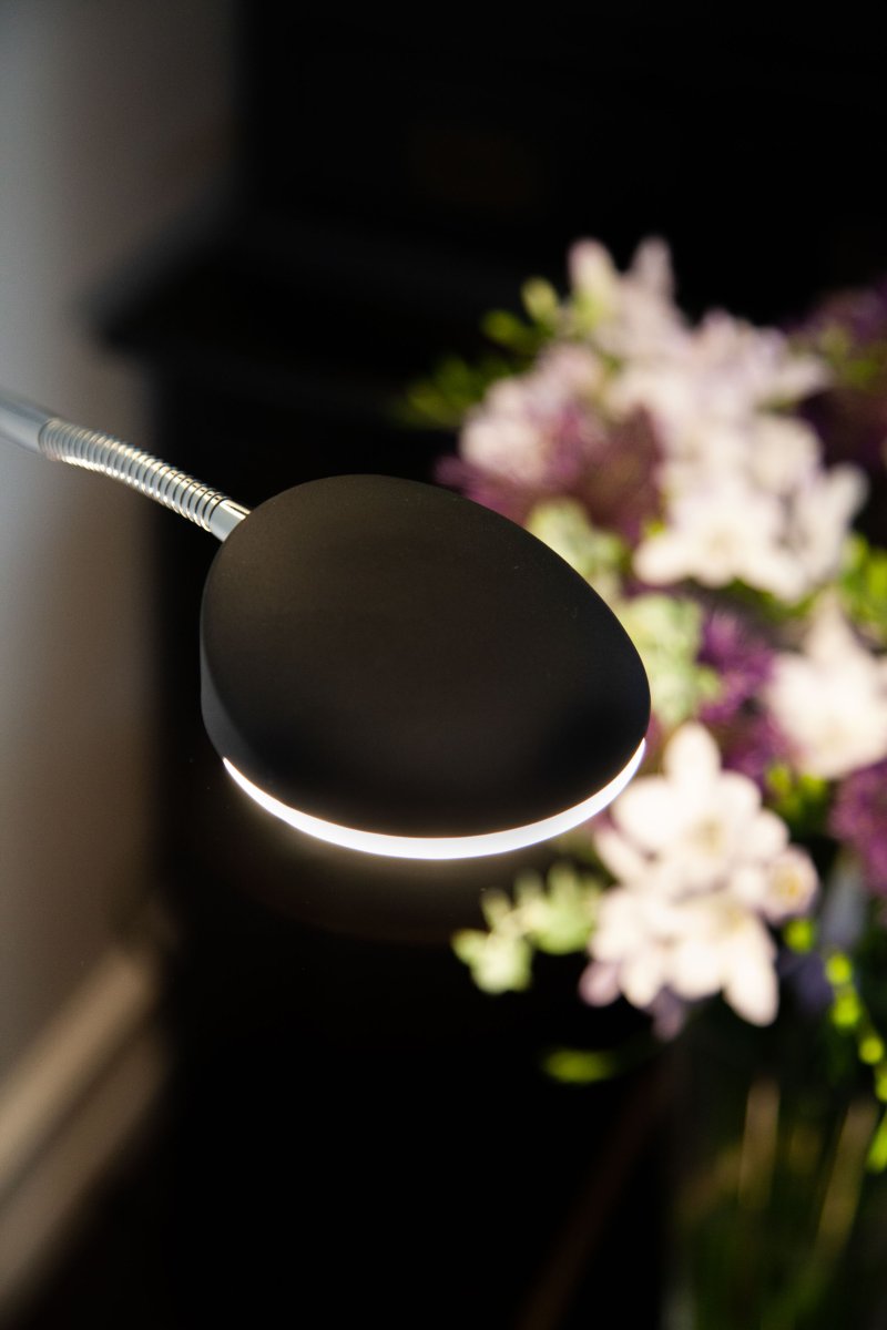 Vegas Schwarz stehlampe Von Halo Design - Vegas ist die perfekte Wahl für alle, die eine praktische und elegante Lösung für Atmosphäre und Auflösung suchen.