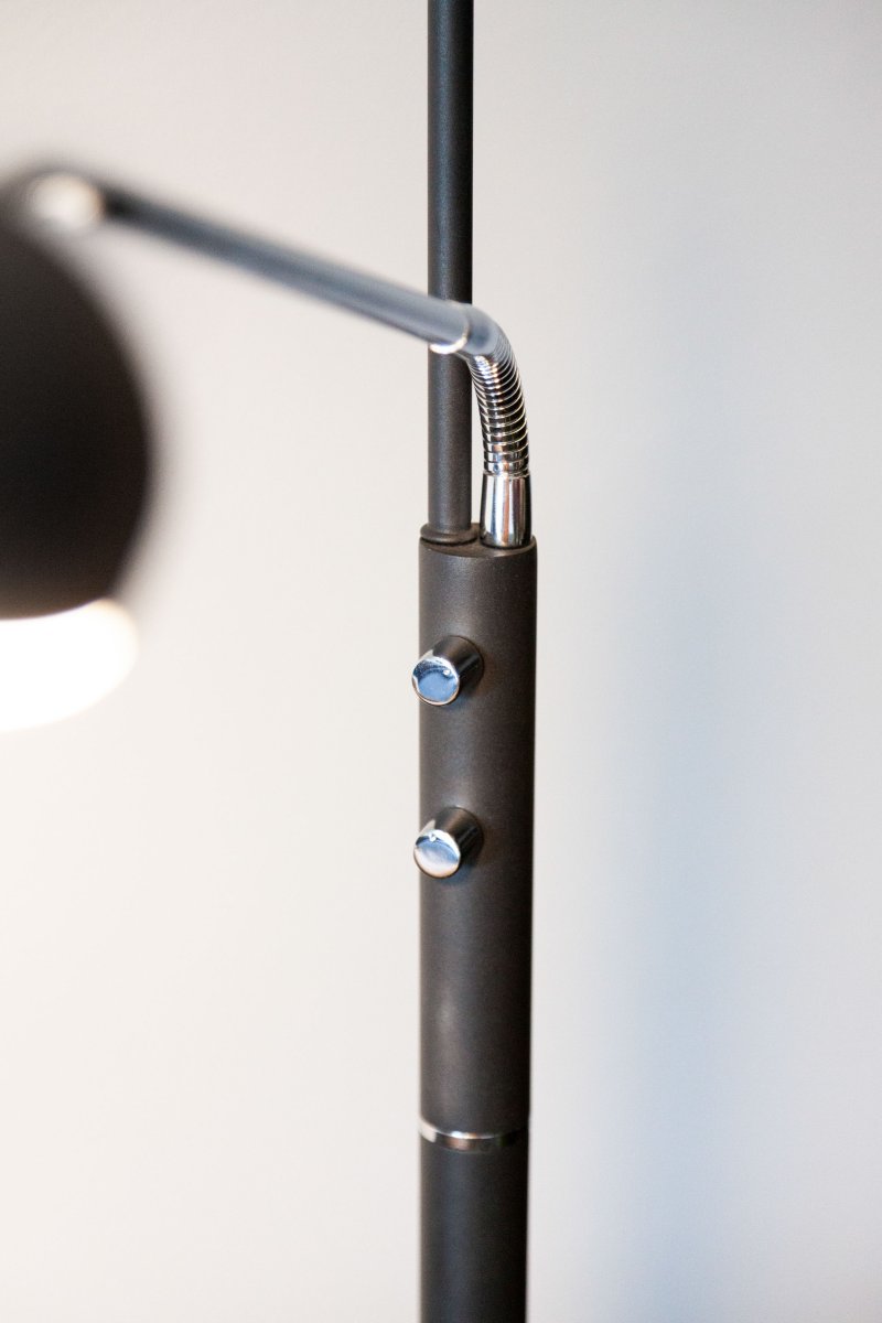 Vegas Schwarz stehlampe Von Halo Design - Vegas ist die perfekte Wahl für alle, die eine praktische und elegante Lösung für Atmosphäre und Auflösung suchen.