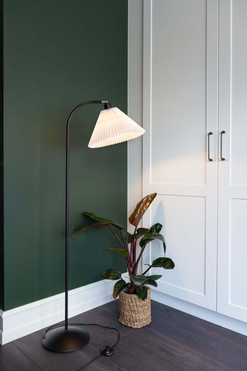 Medina Schwarz stehlampe Von Halo Design - Der schwarze Lampenfu&szlig; sorgt in Kombination mit dem beweglichen, plissierten Schirm f&uuml;r eine sch&ouml;ne Atmosph&auml;re im Raum.