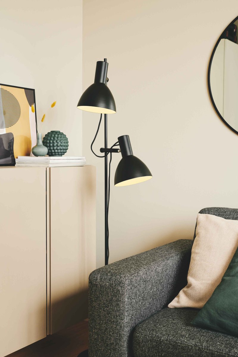 Baltimore 2 Schwarz stehlampe Von Halo Design - Die beweglichen Schirme mit weißer Innenseite sorgen für eine schöne Lichtverteilung.