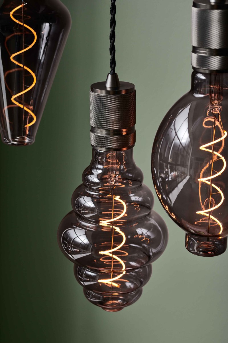 Halo Ø5 Dunkelgrau hängelampe Von Halo Design - Halo ist eine minimalistische und stilvolle Deckenleuchte, die Industriedesign mit moderner Eleganz verbindet.