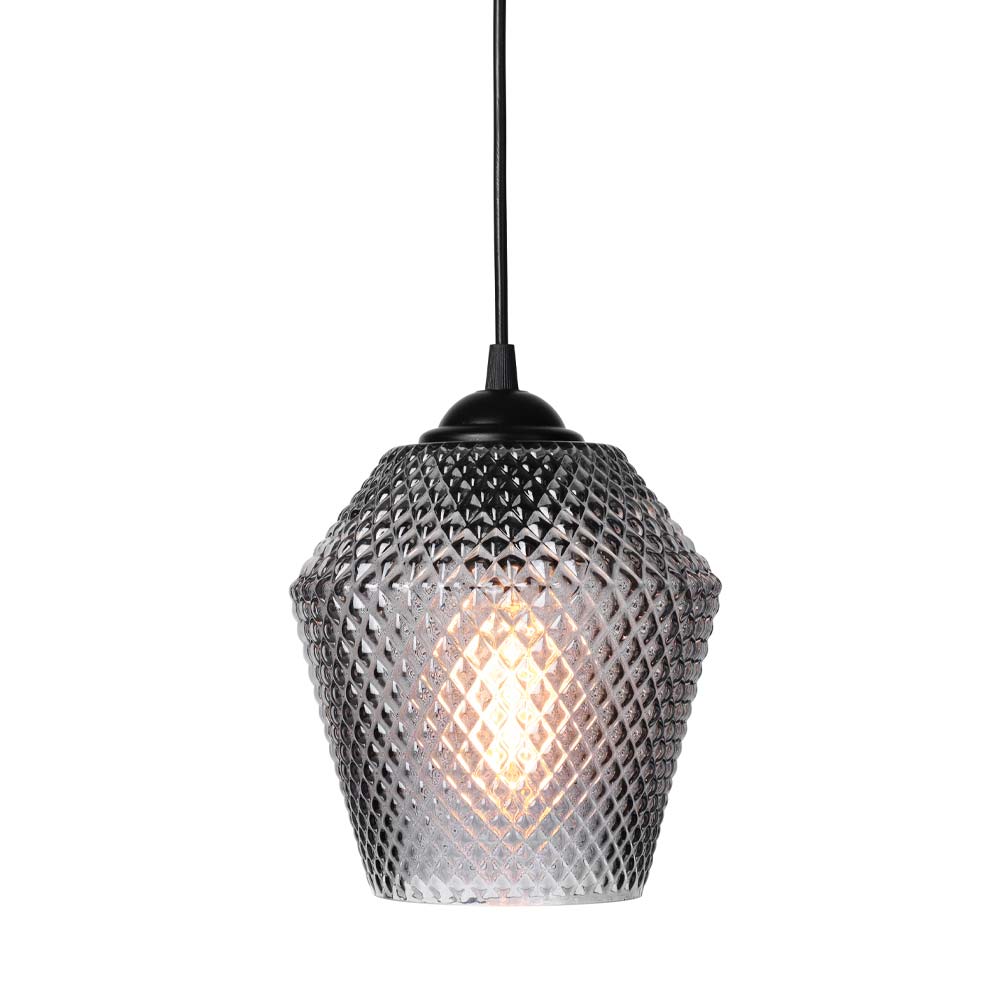 Nobb Ø17 Rauch hängelampe Von Halo Design - Das dekorative Karomuster verbreitet ein warmes und einladendes Licht, perfekt für Küche, Wohnzimmer und Esszimmer.