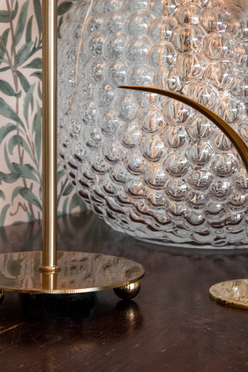 Edith 50cm Braun tischlampe Von Globen Lighting - Edith hat einen cremewei&szlig;en Plisseestoffton mit sch&ouml;nem Glanz und sch&ouml;nem Fall dank des gut gepolsterten Stoffes.