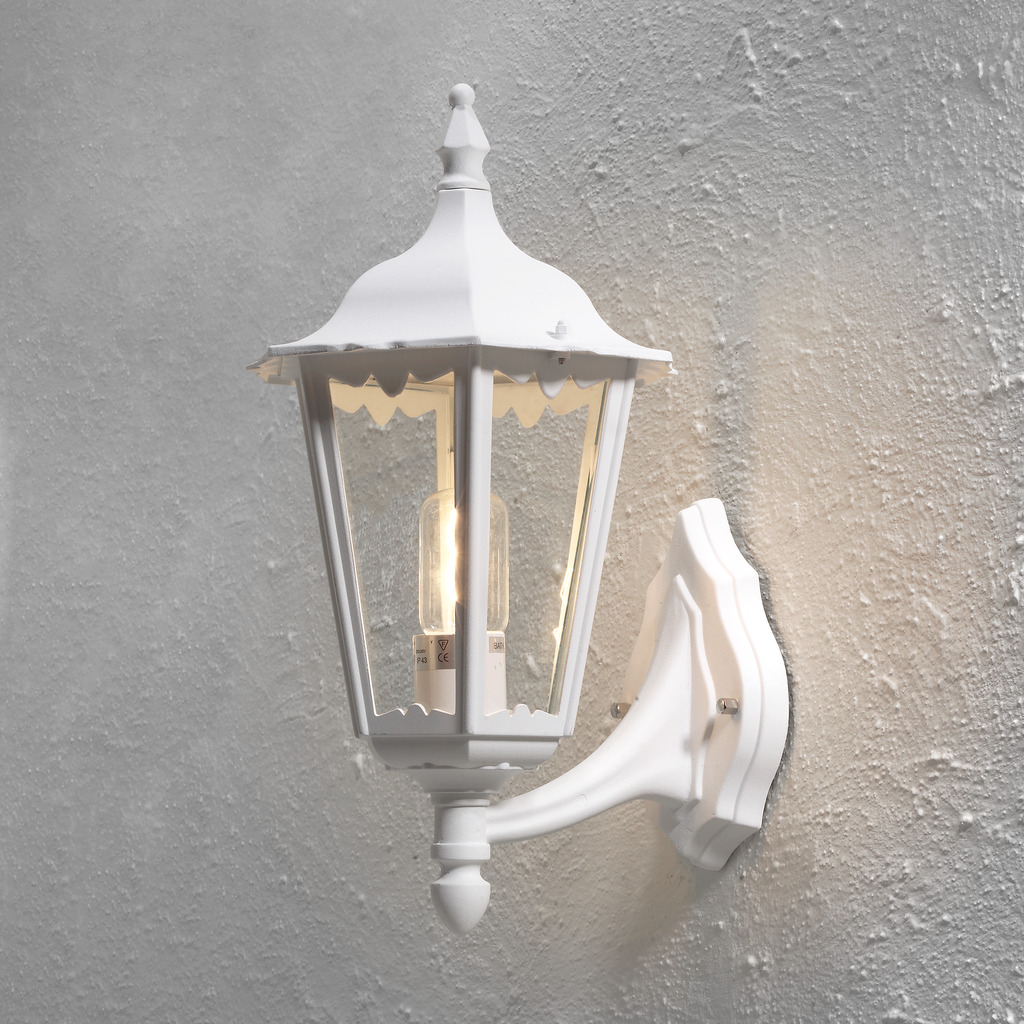 Firenze Weiß außenlampe Von Konstsmide - Das elegante Design und das warme Licht der Lampe schaffen eine einladende Atmosphäre, die sich perfekt für Eingänge und Terrassen eignet.