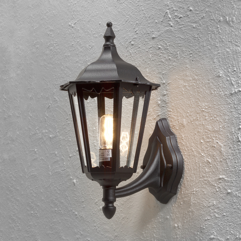 Firenze Schwarz außenlampe Von Konstsmide - Das elegante Design und das warme Licht der Lampe schaffen eine einladende Atmosphäre, die sich perfekt für Eingänge und Terrassen eignet.