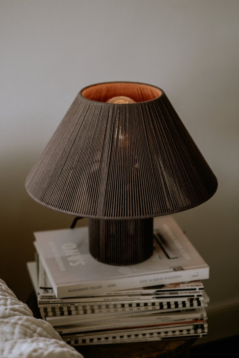 Anna 32cm Braun tischlampe Von Globen Lighting - Anna war die Gro&szlig;mutter des Designers Mikael, sie war N&auml;herin und arbeitete bis sp&auml;t in die Nacht.