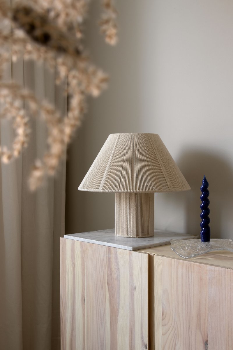 Anna 32cm Natur tischlampe Von Globen Lighting - Sie eignet sich am besten für den Schreibtisch im Wohnzimmer oder den Nachttisch im Schlafzimmer.