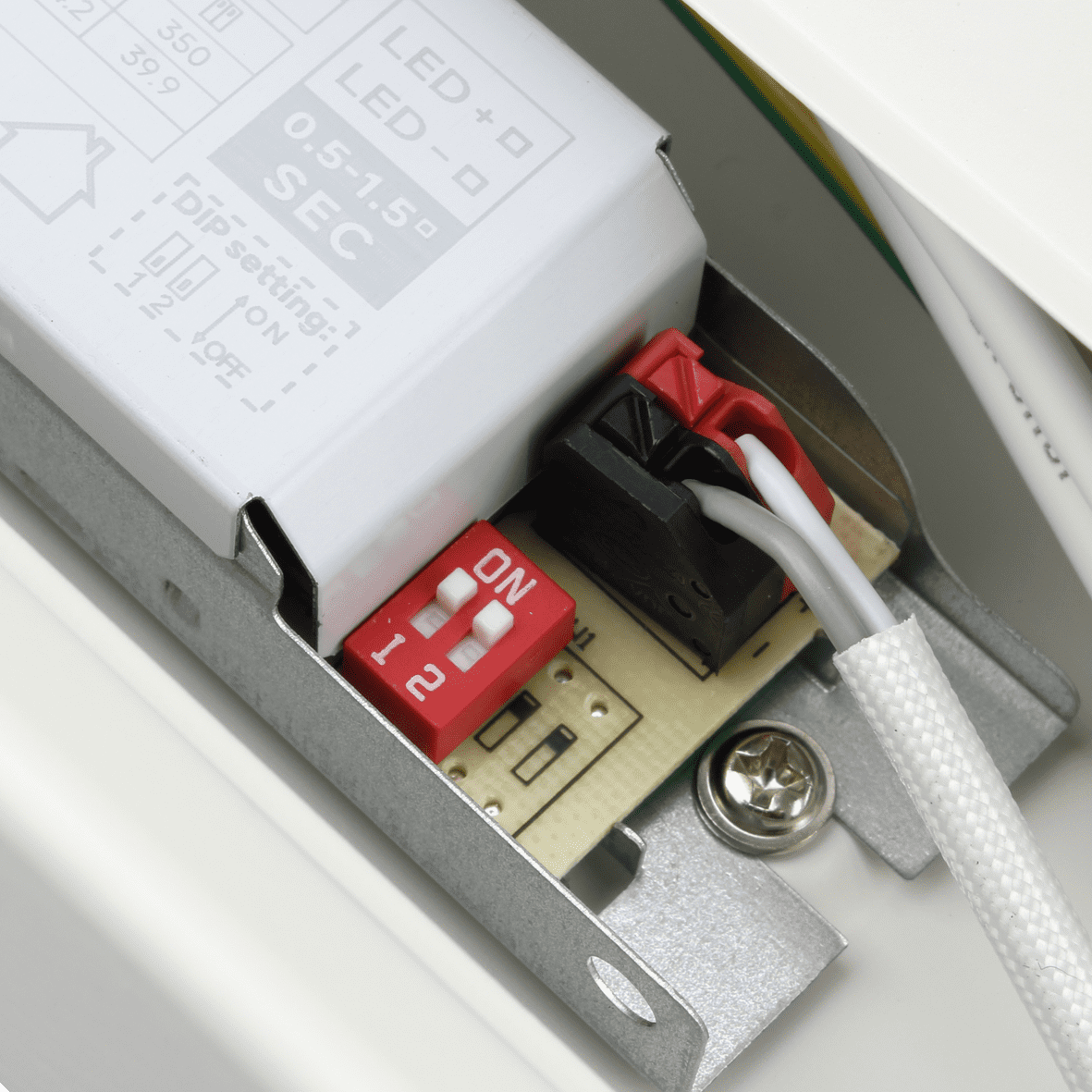 Liny Basic 4000K 160cm Weiß Von Designlight - Die Liny Basic ist eine robuste und energieeffiziente Industrieleuchte mit LED-Technologie, die f&uuml;r die Allgemeinbeleuchtung in Industrie- und Gesch&auml;ftsumgebungen entwickelt wurde, in denen wei&szlig;es Licht gew&uuml;nscht ist.