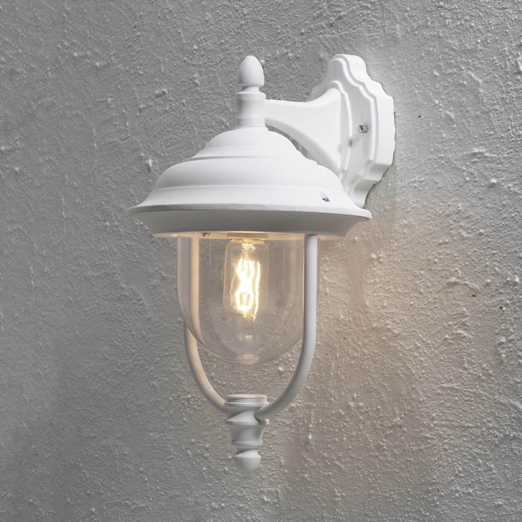 Parma Weiß außenlampe Von Konstsmide - Mit ihrer sch&ouml;nen Form und dem klaren Glasschirm verbreitet sie ein warmes und einladendes Licht, ideal f&uuml;r Eing&auml;nge und Terrassen.