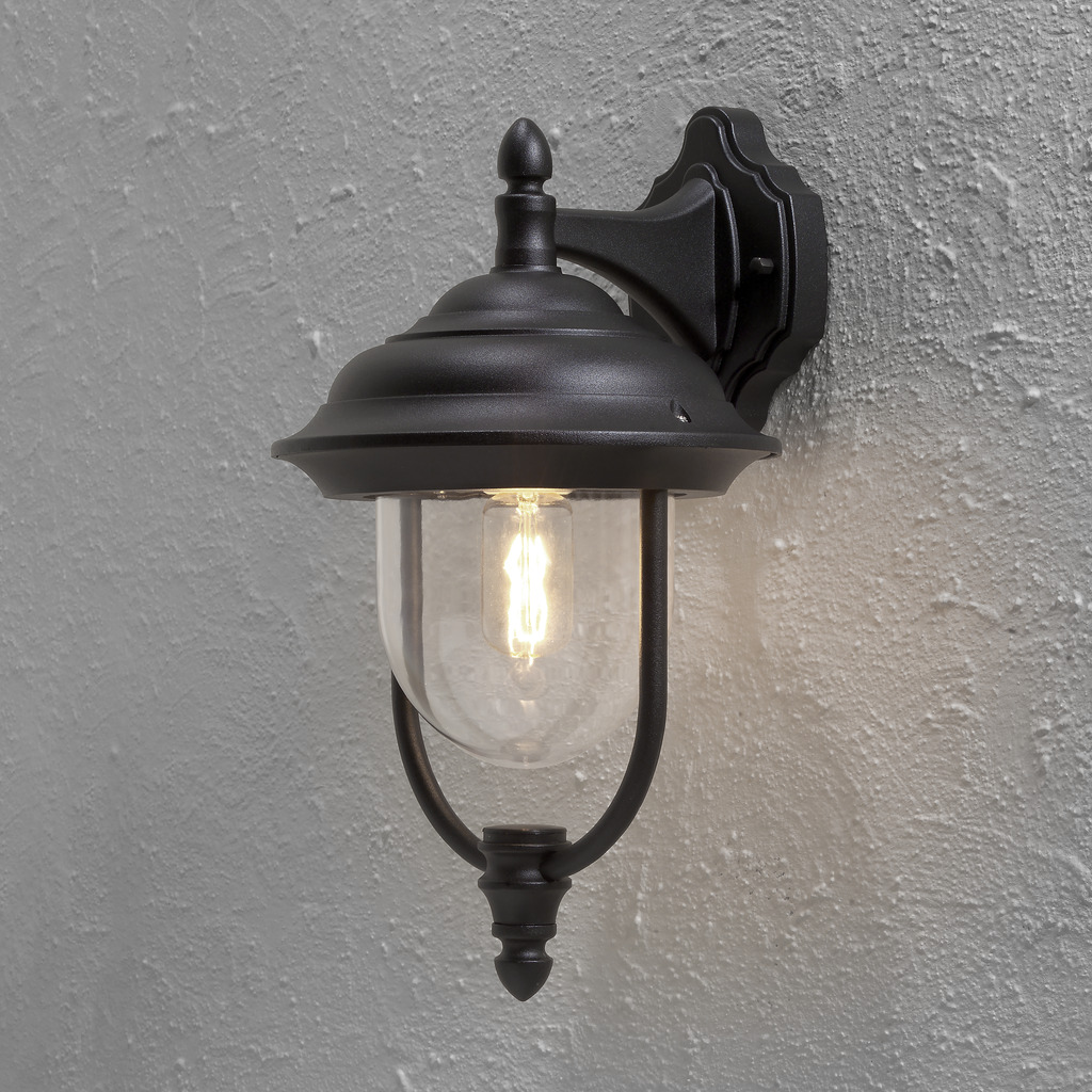 Parma Schwarz außenlampe Von Konstsmide - Mit ihrer schönen Form und dem klaren Glasschirm verbreitet sie ein warmes und einladendes Licht, ideal für Eingänge und Terrassen.