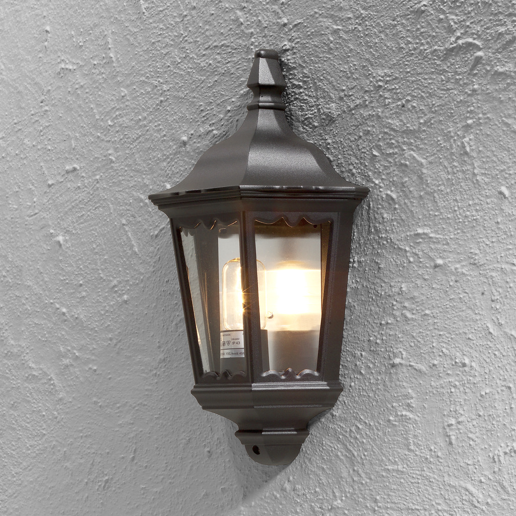 Firenze Schwarz außenlampe Von Konstsmide - Das elegante Design und das warme Licht der Lampe schaffen eine einladende Atmosph&auml;re, die sich perfekt f&uuml;r Eing&auml;nge und Terrassen eignet.