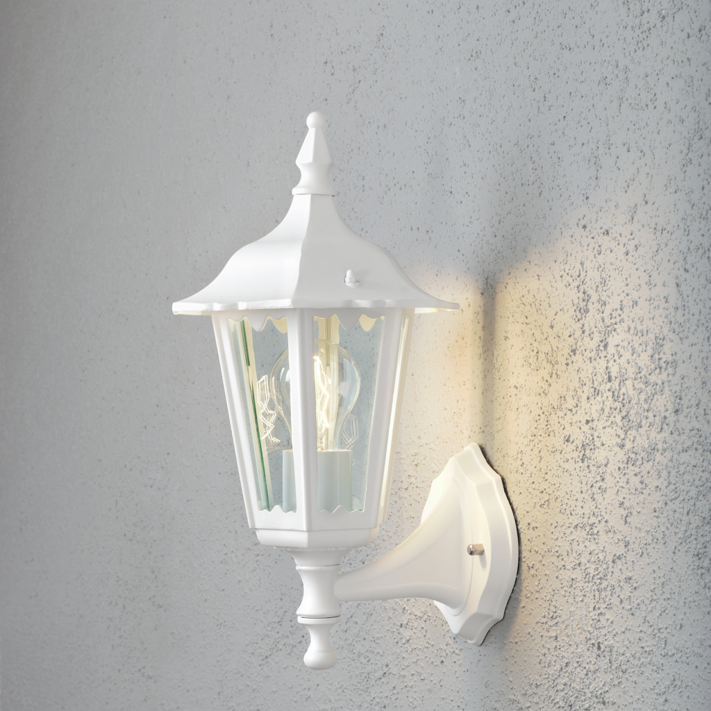 Firenze Weiß außenlampe Von Konstsmide - Das elegante Design und das warme Licht der Lampe schaffen eine einladende Atmosph&auml;re, die sich perfekt f&uuml;r Eing&auml;nge und Terrassen eignet.