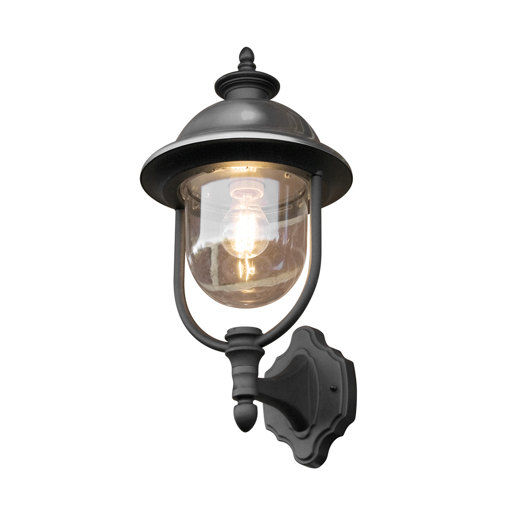 Parma Schwarz außenlampe Von Konstsmide - Mit seiner robusten schwarzen Oberfläche und dem klaren Glasschirm verbreitet es ein warmes und einladendes Licht und schafft so eine einladende Atmosphäre am Eingang oder auf der Terrasse.